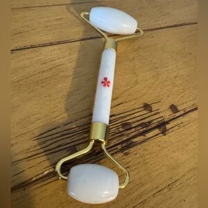 NWOT Yelp Logo White Facial Roller with Gold Accents